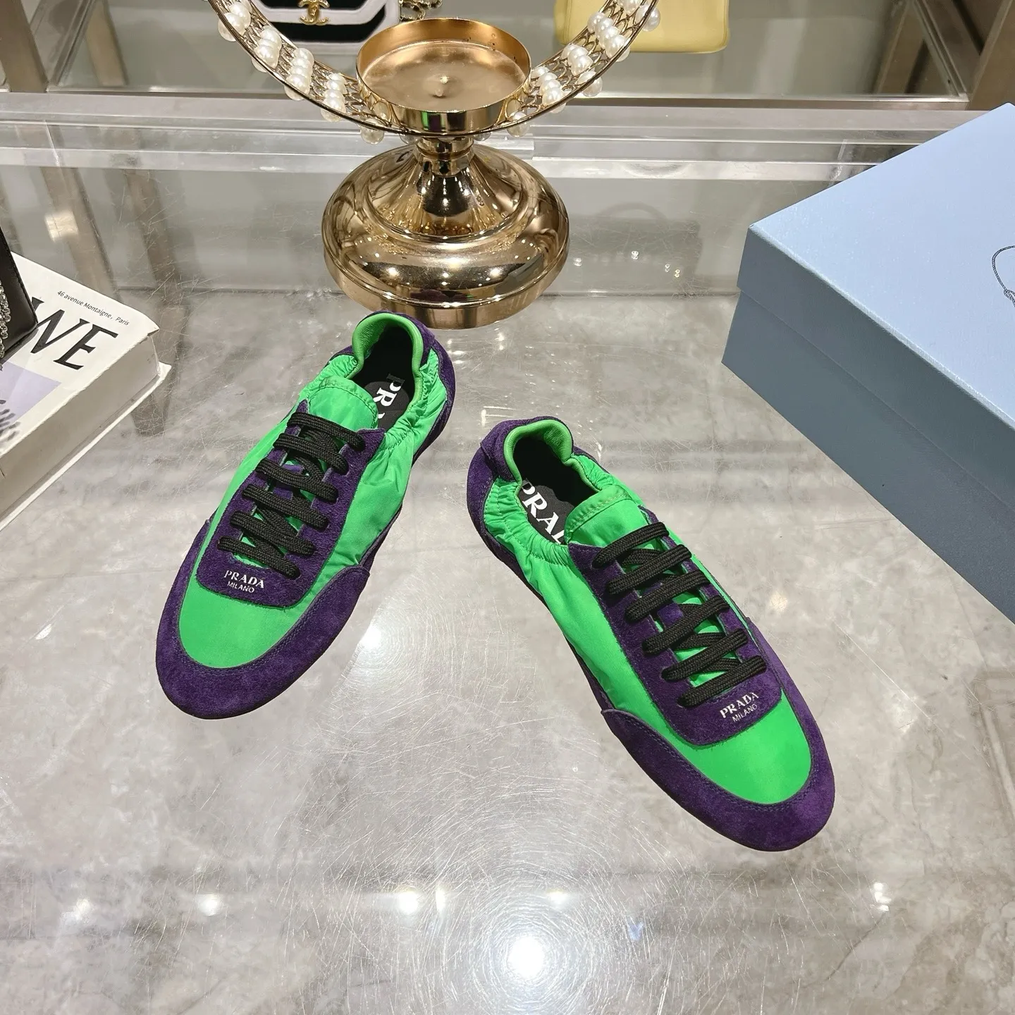 👟👟Ex-factory price 520👟👟Men's size +10 Couple style🎆Prada's new moral training shoes. The upper is suede with texture, and the inner sheepskin is wrapped. It is soft and waxy🎆The insole is thickened with lambskin. It is extremely comfortable to step on, has a sense of support, and feels well wrapped. The shoe shape is full of wrapping, light and easy to wear. A practical casual shoe that makes your legs appear taller! White is clean and refreshing, needed all year round, and can be easily worn with skirts and pants. Upper: imported suede/original molded fabric. Lining: sheepskin. Outsole: rubber outsole! Code number: 35-41 Color: burgundy blue brown green dark green yellow black red gray 9 colors available